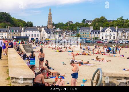 Binic-Etables-sur-Mer, France - 24 août 2019 : promenade et plage de la Banche de Binic sur la Côte de Goelo, département des Côtes-d'Armor de Bretagne Banque D'Images