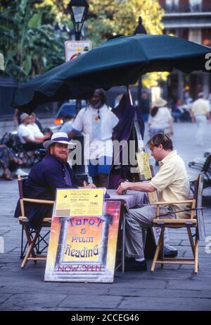 La Nouvelle-Orléans, Louisiane, États-Unis. Dr. Purple, une carte de Tarot et Palm Reader, Jackson Square. Banque D'Images