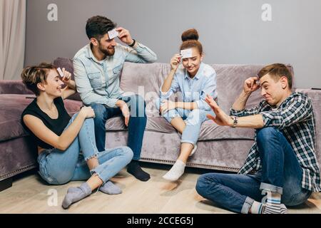 Les jeunes heureux jouent AU JEU DE CROCODILES à l'intérieur. Gros plan. Amusement et divertissement Banque D'Images