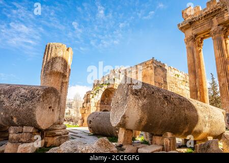 Ruines anciennes du temple Jupiter avec ciel bleu en arrière-plan, vallée de la Bekaa, Baalbek, Liban Banque D'Images