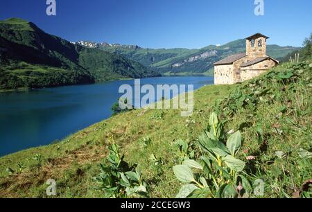 Petite chapelle du lac du barrage de Roselend Banque D'Images