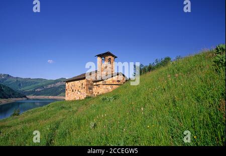 Petite chapelle du lac du barrage de Roselend Banque D'Images