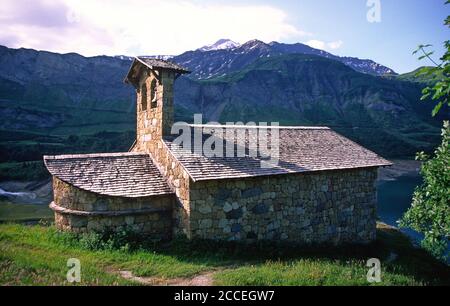 Petite chapelle du lac du barrage de Roselend Banque D'Images