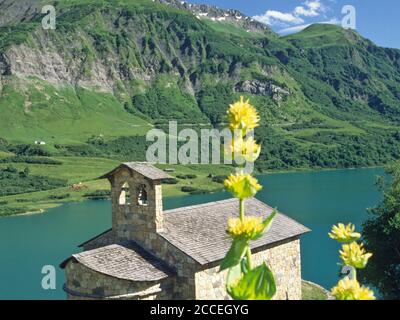 Petite chapelle du lac du barrage de Roselend Banque D'Images