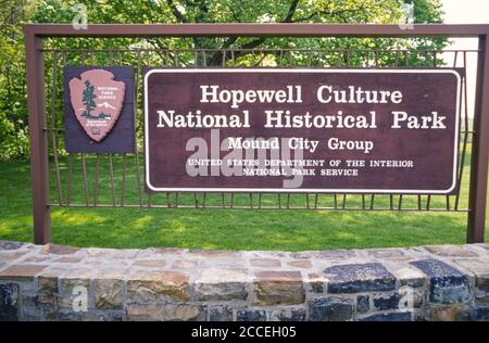 Panneau d'entrée du parc historique national de Hopewell Culture, Mound City Group, Chillicothe, Ohio. Banque D'Images