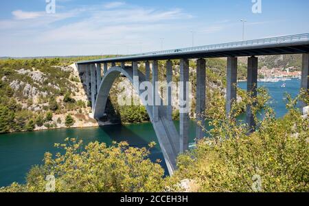 Pont traversant la rivière Krka près de la ville de Skradin, belle destination touristique à quelques kilomètres de la mer Adriatique dans le centre de la Dalmatie Banque D'Images