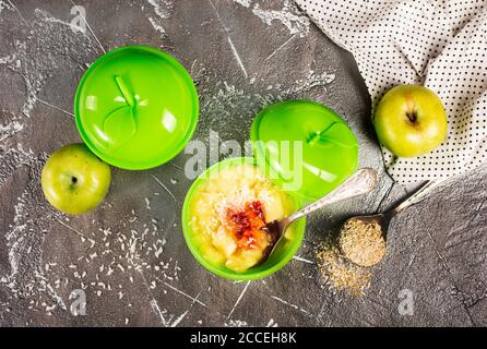 Porridge de riz à la cannelle et aux pommes vertes Banque D'Images