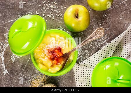 Porridge de riz à la cannelle et aux pommes vertes Banque D'Images