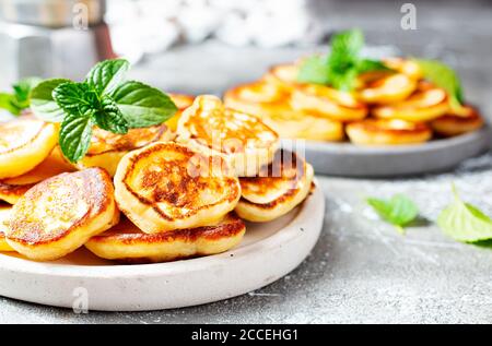 Mini crêpes sur plaque, vue de dessus de la table scène sur un fond gris. Banque D'Images