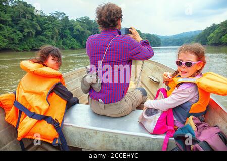 Touristes naviguant dans un bateau à moteur sur la rivière Sangha. Parc national de Dzanga-Ndoki, République centrafricaine Banque D'Images