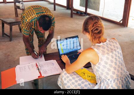 Station biologique avec scientifique dans le parc national de Dzanga Sangha. République centrafricaine Banque D'Images