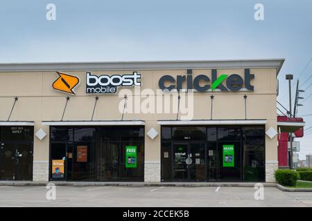 Houston, Texas/USA 03/25/2020: Magasin de cricket et Boost Mobile signe à Houston, TX. Entreprise multinationale américaine de smartphones fondée en 1999. Banque D'Images