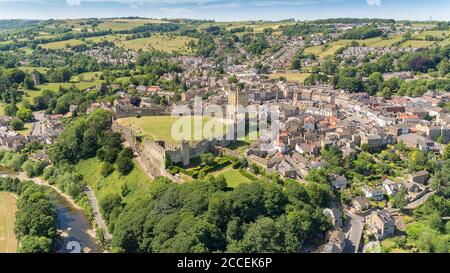 Richmond North Yorkshire Market Town vue aérienne en été. Montrant le château de Richmond et la passerelle de River Swale vers Swaledale Royaume-Uni Banque D'Images