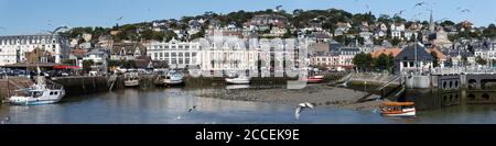 Paysage vue panoramique sur le bord de la rivière de Trouville, célèbre station française en Normandie. Banque D'Images