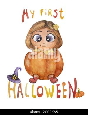 Mon premier Halloween. Illustration mignonne d'un petit enfant assis dans une citrouille. Fille fête la première Halloween. A côté du texte se trouve un sorcdes Banque D'Images