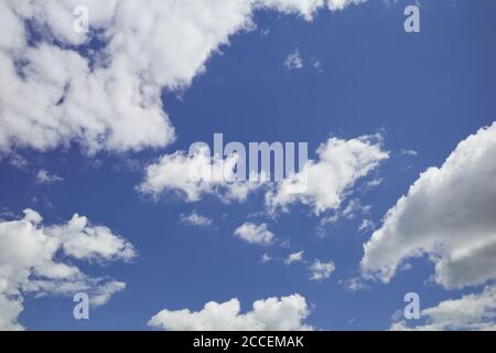 Ciel indigo avec nuages en coton. Ciel bleu incroyable avec des nuages de cumuli blancs et gris Banque D'Images