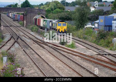 66517 dirige un train de conteneurs Wentloog - Southampton à travers Magor. Banque D'Images