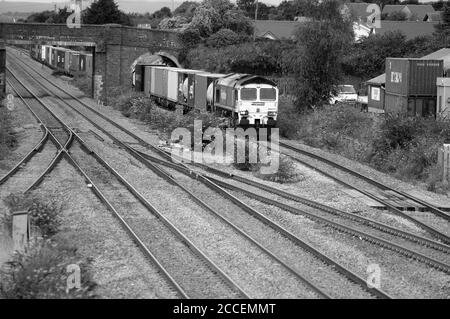 66517 dirige un train de conteneurs Wentloog - Southampton à travers Magor. Banque D'Images