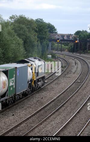 66517 dirige un train de conteneurs Wentloog - Southampton à travers Magor. Banque D'Images