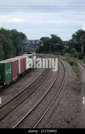 66517 dirige un train de conteneurs Wentloog - Southampton à travers Magor. Banque D'Images