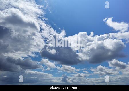 Cumulus humilis illuminés nuages dans le ciel bleu. Contexte de la prévision et de la météorologie Banque D'Images