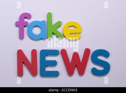 « Fake News » écrit avec une éponge de couleur Banque D'Images