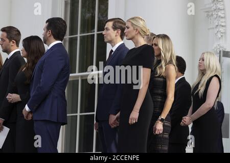 Washington, États-Unis. 21 août 2020. Kimberly Guilfolye, Eric Trump, Jarad Kushner, Ivanka Trump, Lara Yunaska, Donald Trump Jr. Et Tiffany Trump attendent que les pallers chargent le rôle de Robert Trump après un service à la Maison Blanche à Washington, DC, le vendredi 21 août 2020. Photo par Tasos Katopodis/UPI crédit: UPI/Alay Live News Banque D'Images