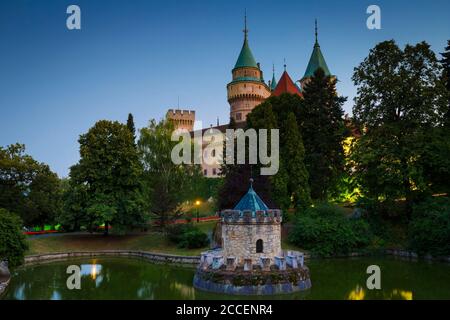 Bojnice, Slovaquie - 24 juillet 2018 : château médiéval romantique avec des éléments gothiques et Renaissance construit au 12e siècle. Banque D'Images