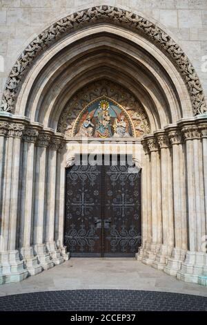 Budapest, Hongrie - le 16 août 2018 : Entrée de l'église Matthias situé dans la ville historique de centre-ville de Budapest, Hongrie. Banque D'Images