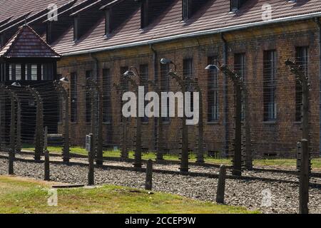 Oswiecim, Pologne - 22 août 2018 : clôture électrique dans le Mémorial et Musée d'Auschwitz-Birkenau. ancien allemand nazi de concentration et d'Extermination C Banque D'Images