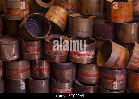 Oswiecim, Pologne - 22 août 2018 : boîtes vides de Zyklon B dans l'ancien camp de concentration et d'extermination nazi d'Auschwitz-Birkenau. Banque D'Images