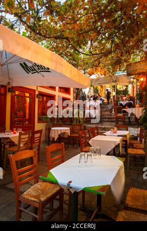 Athènes, Grèce - 28 septembre 2018 : Taverna dans une rue de quartier de Plaka à Athènes, Grèce. Banque D'Images