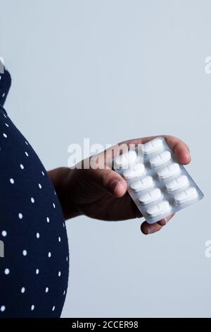 Pregnant woman holding médicament Banque D'Images