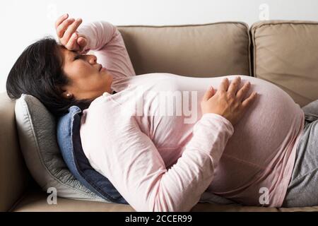 Femme enceinte fatiguée Banque D'Images