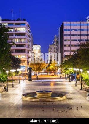 Athènes, Grèce - 24 octobre 2018 : Vue de la rue d'Athènes à travers Ermou la place Syntagma dans le centre d'Athènes. Banque D'Images