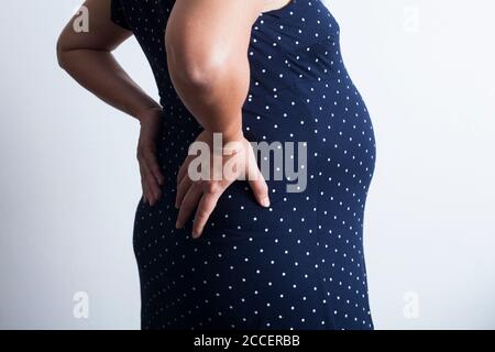 Femme enceinte souffrant de douleurs dans le bas du dos Banque D'Images