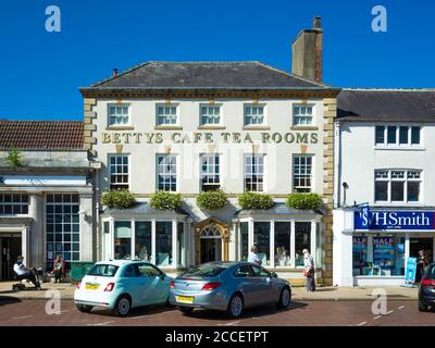 Le café Betty's est situé dans la rue High Street, dans le North Yorkshire de Northallerton, au Royaume-Uni, sous le soleil d'été Banque D'Images