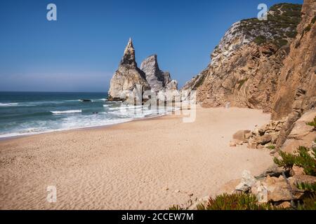 Falaises rocheuses imposantes à la plage Praia Da Ursa, Sintra, Portugal. Vagues de l'océan Atlantique et plage de sable près de Cabo Da Roca, célèbre au Portugal. Banque D'Images