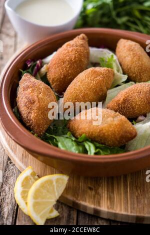 Kibbeh libanais traditionnel sur une table en bois Banque D'Images