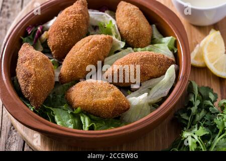 Kibbeh libanais traditionnel sur une table en bois Banque D'Images