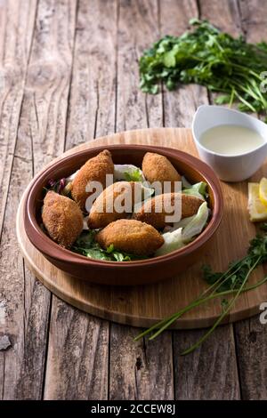 Kibbeh libanais traditionnel sur une table en bois Banque D'Images