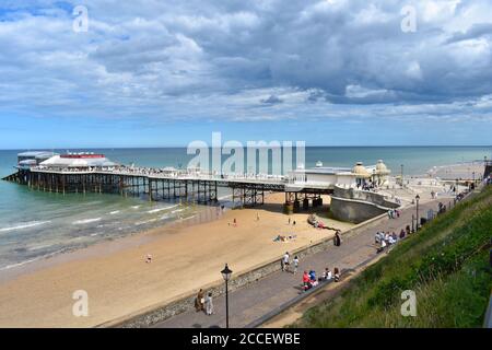 Cromer Pier est l'endroit où les touristes affluent pour profiter du meilleur D'être au Royaume-Uni donnant sur l'arrière-ville aussi Vers East West Runton et Overstrand Beach Banque D'Images