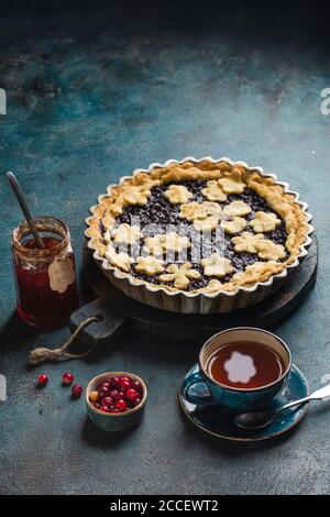 Fête du thé à la table d'automne avec une tarte aux baies et une tasse de thé chaud. Vue de dessus Banque D'Images