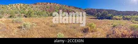 Vue panoramique sur le lac Stillman sec dans la réserve naturelle de la rivière Verde supérieure, juste à l'est du canyon Lower Sullivan, à Paulden, en Arizona. Banque D'Images