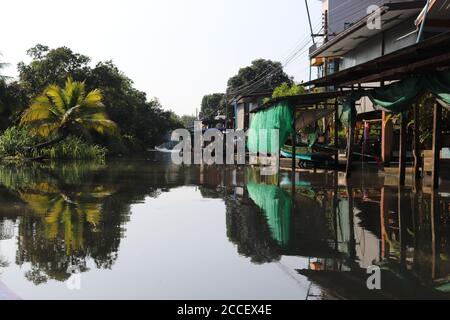 Vivre sur la voie navigable Thaïlande Banque D'Images