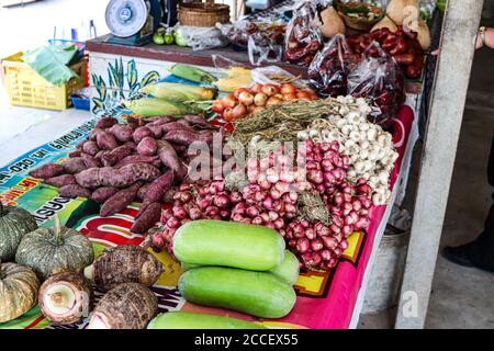 Les fruits et légumes stall dans le marché de rue thaïlandais Banque D'Images