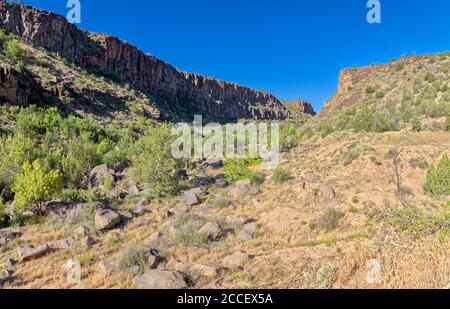 Lower Sullivan Canyon vu d'où il rejoint le Verde River Canyon à Paulden, en Arizona. Cette zone est appelée la réserve naturelle du fleuve Verde supérieur. Banque D'Images