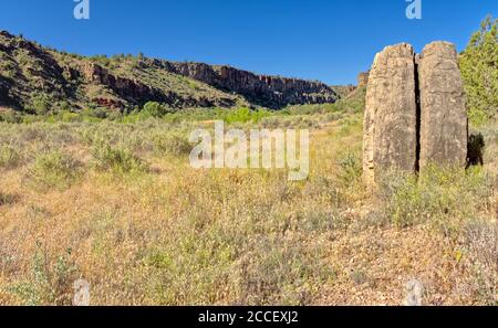 Un rocher dans le Verde River Canyon de Paulden AZ qui s'est divisé en deux au milieu. Cet endroit est connu sous le nom de Stillman Lake. Banque D'Images