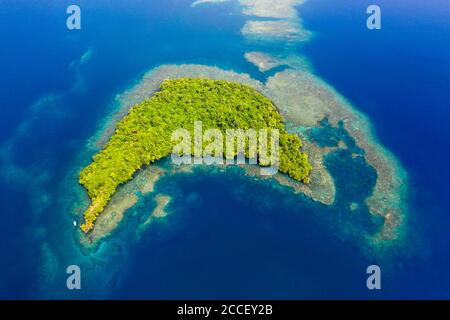 Vue aérienne de l'Île Restorf, Kimbe Bay, New Britain, Papouasie Nouvelle Guinée Banque D'Images