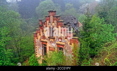 Maison en ruines près de Kastel-Staadt, Sartal, Rhénanie-Palatinat, Allemagne Banque D'Images